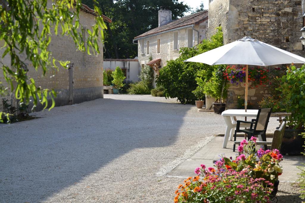 Bed and Breakfast Le Moulin De Lusseau Chef-Boutonne Exterior foto